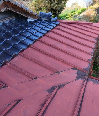 山鹿市で腰葺き屋根の板金部が雨漏りしたらカバー工法はできる？